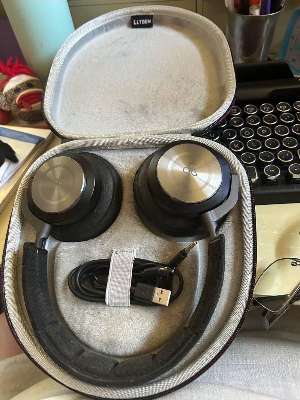 Bang & Olufsen H9i Over-Ear Headphones in Silver and Black with Case